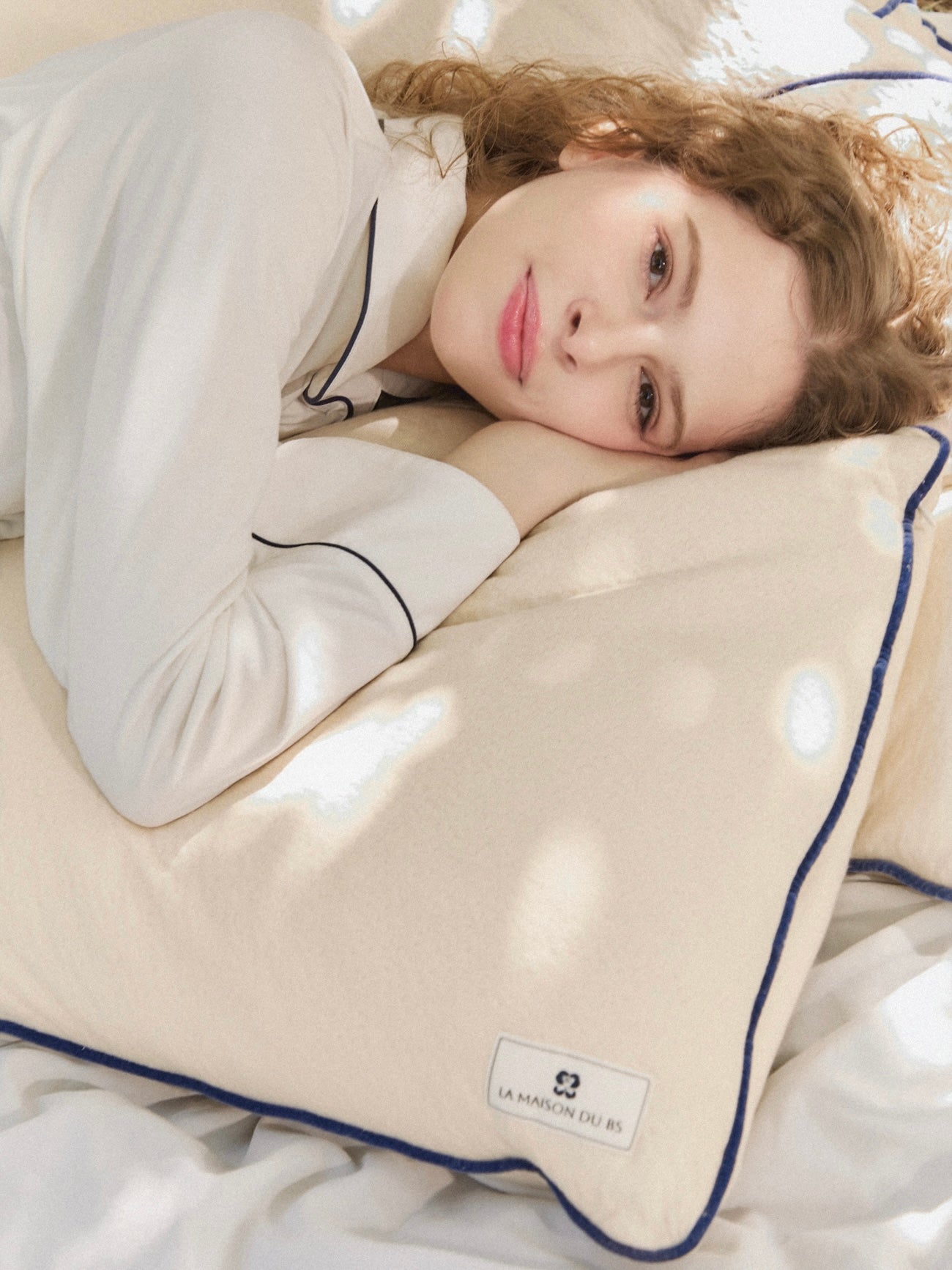 หญิงสาวหนุนหมอนลาเท็กซ์ออร์แกนิกจาก La Maison du BS หมอนให้ความรู้สึกเบาสบาย รองรับศีรษะอย่างสมดุล เป็นหมอนเพื่อสุขภาพที่ใช้วัสดุจากธรรมชาติ ปลอดภัยสำหรับผู้ใช้ทุกวัย