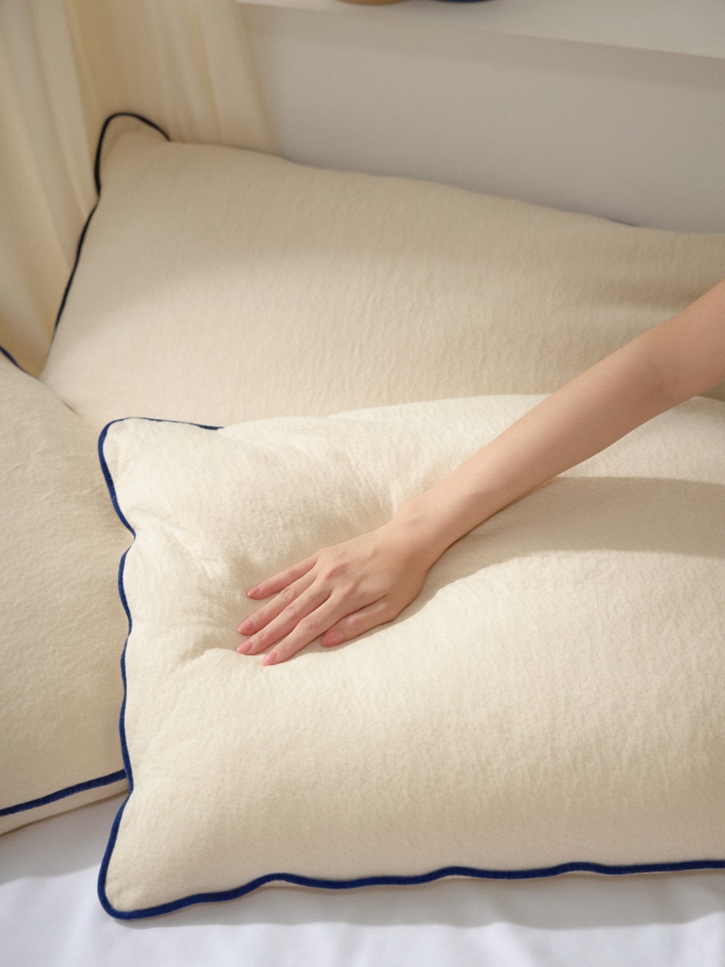 มือสัมผัสหมอน Organic Latex จาก La Maison du BS แสดงให้เห็นถึงความยืดหยุ่นและการรองรับอย่างเป็นธรรมชาติ หมอนผลิตจากวัสดุธรรมชาติ เหมาะกับคนที่มองหาหมอนเพื่อสุขภาพและหมอนออร์แกนิกที่รองรับสรีระดี