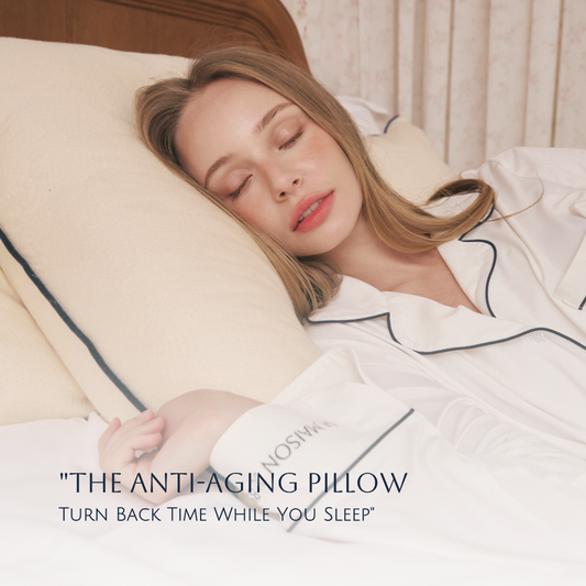 ผู้หญิงนอนตะแคงอย่างผ่อนคลายบนหมอนลาเท็กซ์ออร์แกนิกจาก La Maison du BS หมอนโอบรับศีรษะและลำคอ ลดแรงกดทับ เหมาะกับผู้มีปัญหาปวดคอหรือหลับไม่สนิท เหมาะกับการเป็นหมอนเพื่อสุขภาพและหมอนสำหรับคนผิวแพ้ง่าย